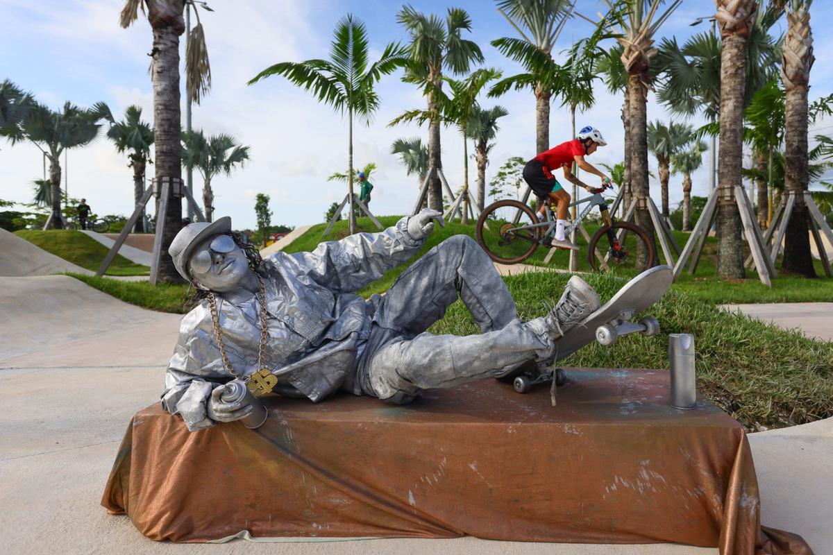 La estatua viviente Daniela Viotti se presenta en la pista de bombeo de la recién inaugurada parte este del Doral Central Park en 3005 NW 92nd Ave. en Doral, Florida, el lunes 26 de agosto de 2024.