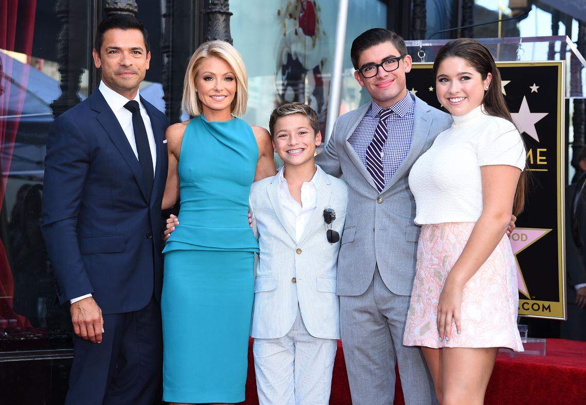 kelly ripa and mark consuelos with three children