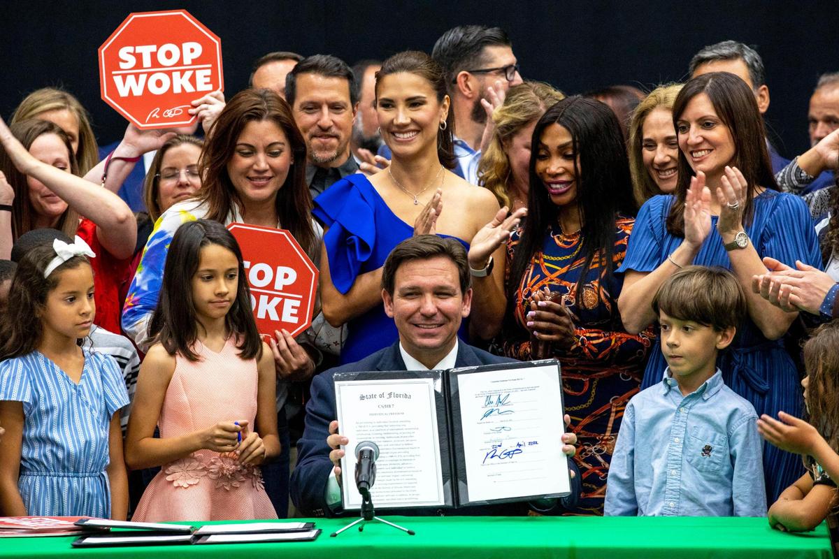 El gobernador de la Florida, Ron DeSantis, reacciona luego de firmar públicamente el proyecto de ley HB 7, "Libertad Individual", también apodado proyecto de ley "Stop Woke", durante una conferencia de prensa en Mater Academy Charter Middle/High School en Hialeah Gardens, la Florida, el viernes 22 de abril de 2022. DeSantis también firmó otros dos proyectos de ley, incluyendo uno relativo al proyecto de ley "Big Tech" firmado el año pasado, pero dejado de lado debido a un fallo judicial, y el proyecto de ley de distritos especiales, que se relaciona con el Distrito de Mejora Reedy Creek.