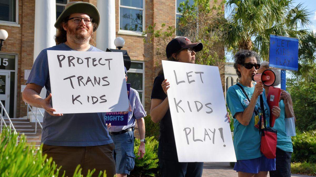 Un puñado de manifestantes tomaron las calles del centro de Bradenton en 2021 para condenar la firma del proyecto de ley del gobernador Ron DeSantis, calificándolo de ataque a los derechos de los transgénero.