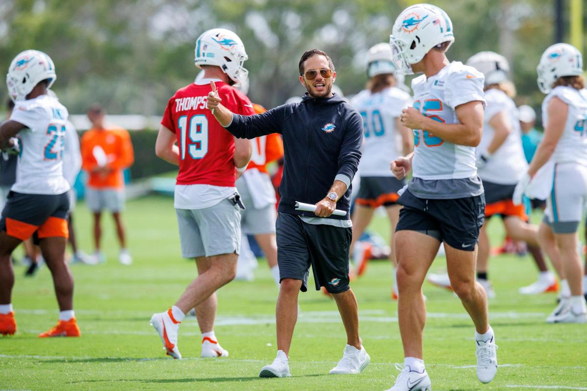 El entrenador de los Dolphins, Mike McDaniel, da instrucciones durante el primer día del campo de entrenamiento de los Dolphins en el Baptist Health Training Complex en el Hard Rock Stadium, el miércoles 27 de julio de 2022, en Miami Gardens, Florida.