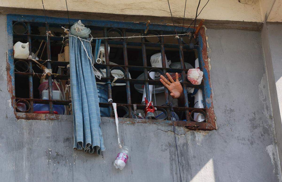 Un preso saluda en la Penitenciaría Nacional de Puerto Príncipe, Haití, el domingo 3 de marzo de 2024. Cientos de reclusos escaparon de la principal prisión de Haití después de que pandillas armadas asaltaran las instalaciones durante la noche.