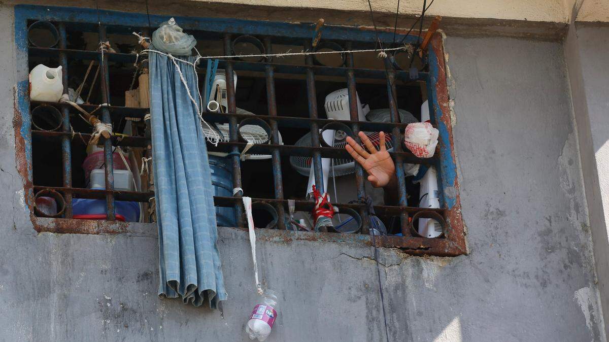 Un preso saluda en la Penitenciaría Nacional de Puerto Príncipe, Haití, el domingo 3 de marzo de 2024. Cientos de reclusos escaparon de la principal prisión de Haití después de que pandillas armadas asaltaran las instalaciones durante la noche. Odelyn Joseph AP