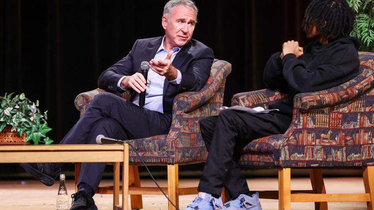 El multimillonario Ken Griffin habla con estudiantes en la escuela secundaria de Overtown
