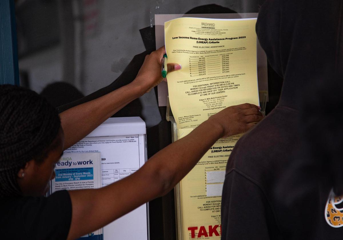 Papeleo para LIHEAP, un programa de asistencia para facturas de electricidad, fotografiado afuera del Annie L. Weaver Health Center, en Pompano Beach, Florida, el jueves 20 de julio de 2023.