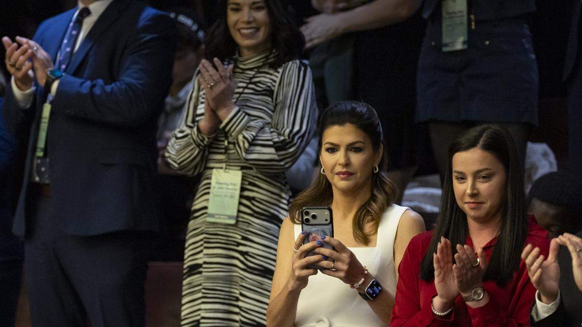 Encuesta: apoyo a Casey DeSantis se acerca al de Donalds, hasta que los votantes escuchan el respaldo de Trump