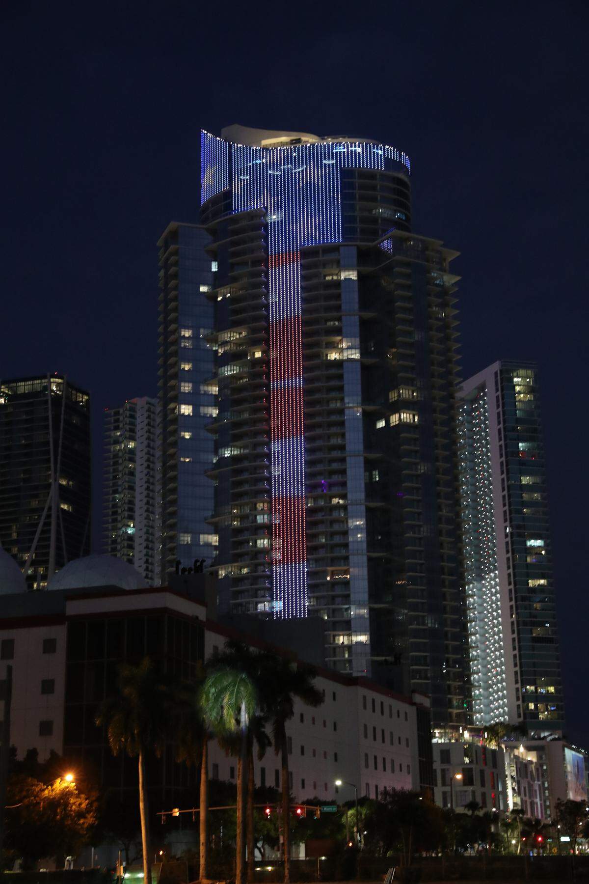 The Paramount Miami Worldcenter tower is characterized by its 13,400 programmable LED lights.