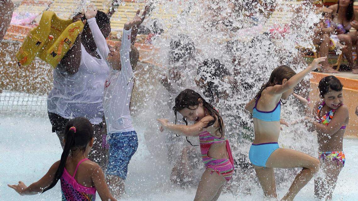 Florida theme parks, attractions ease mask and other COVID rules ahead of Memorial Day