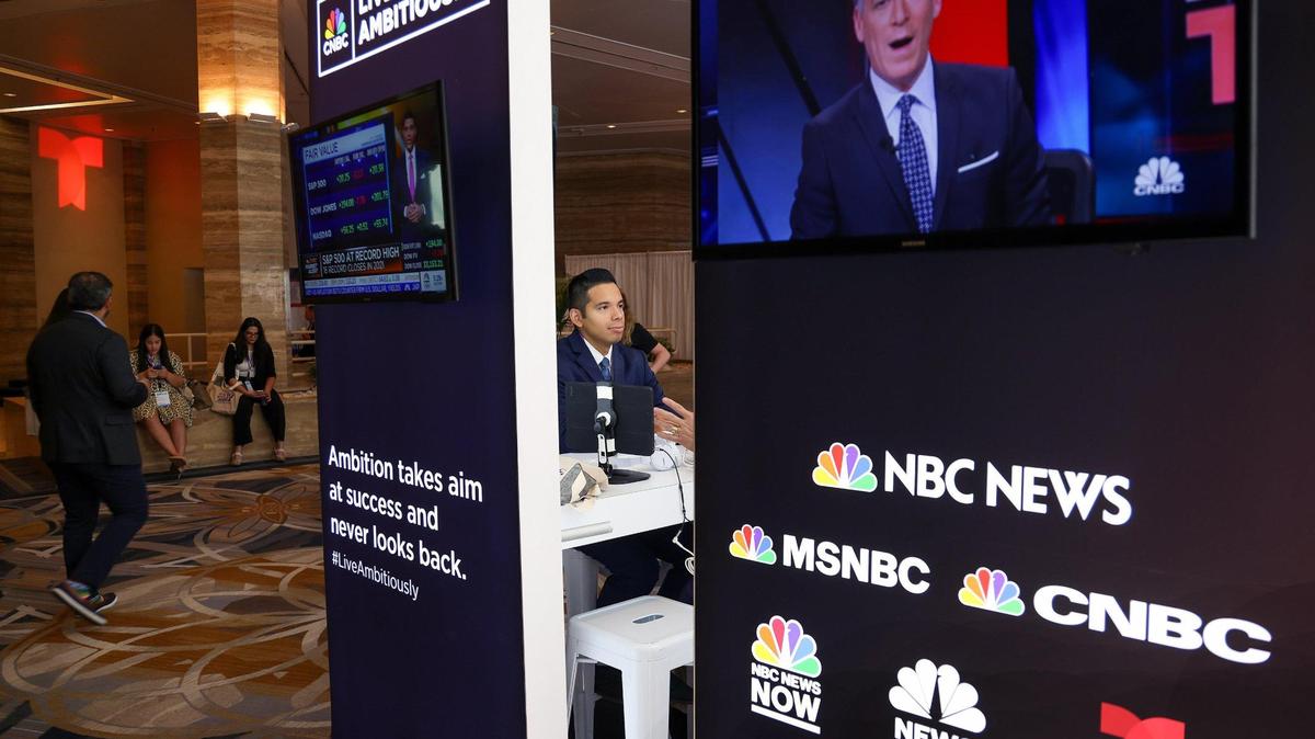 Periodistas hispanos charlan durante la jornada inaugural de la convención de la Asociación Nacional de Periodistas Hispanos, el miércoles 12 de julio de 2023 en el Hotel InterContinental de Miami.