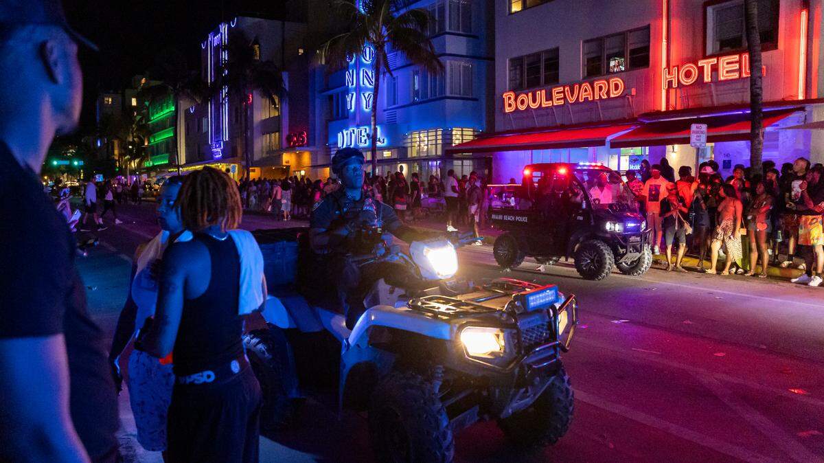 Policías trabajan para dispersar a una gran multitud y reabrir el tráfico en Ocean Drive durante las vacaciones de primavera, el sábado 11 de marzo de 2023, en Miami Beach, Florida.