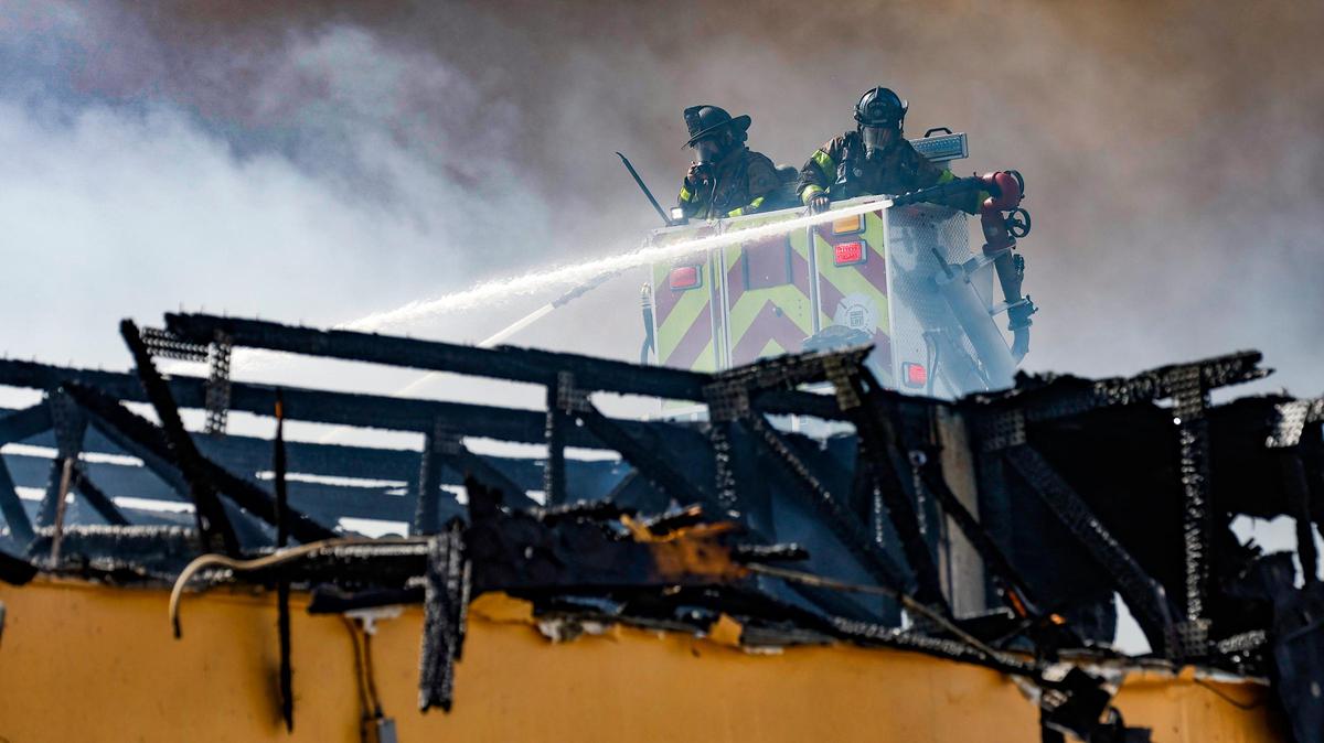 Bomberos de Miami-Dade combaten un incendio en un edificio de apartamentos en 395 NW 177 Street el sábado por la mañana del 28 de enero de 2023.