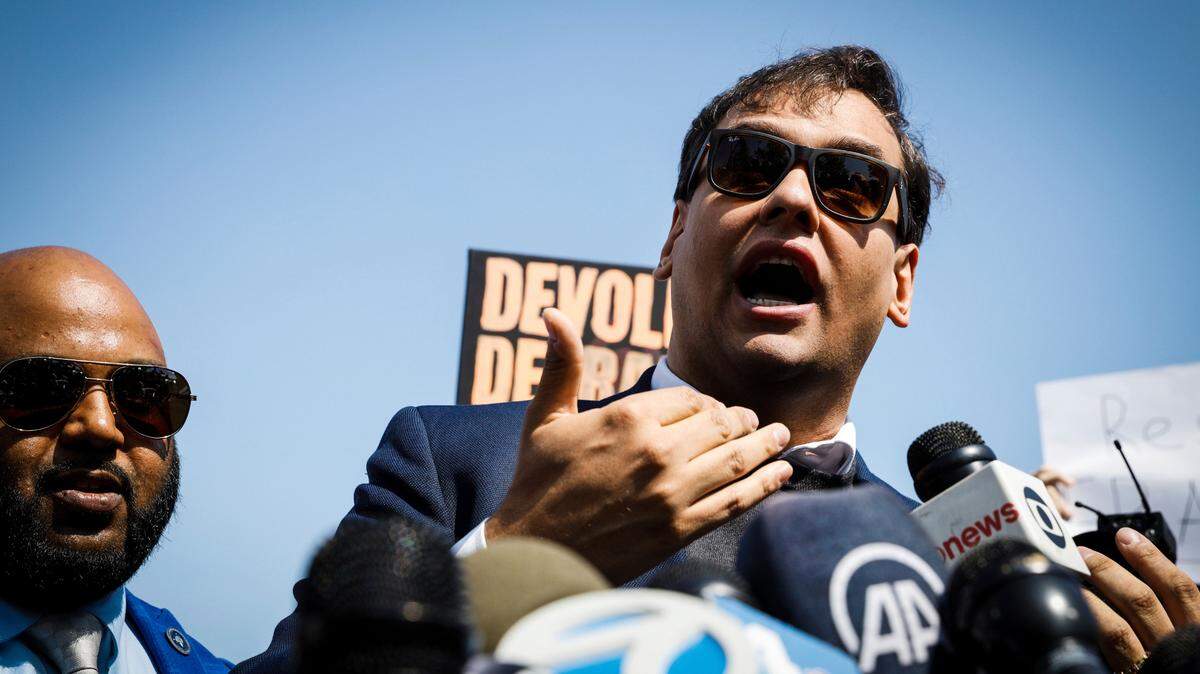 El representante George Santos, republicano por Nueva York, habla con los medios a las puertas del tribunal federal de Central Islip, Nueva York, el miércoles 10 de mayo de 2023. (AP Photo/Stefan Jeremiah). Stefan Jeremiah AP
