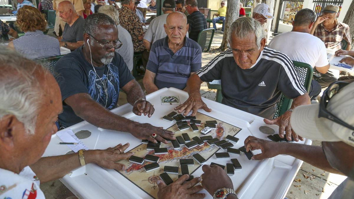 Cubanos jugando dominó en la Pequeña Habana, Miami, el 1 de abril de 2016.