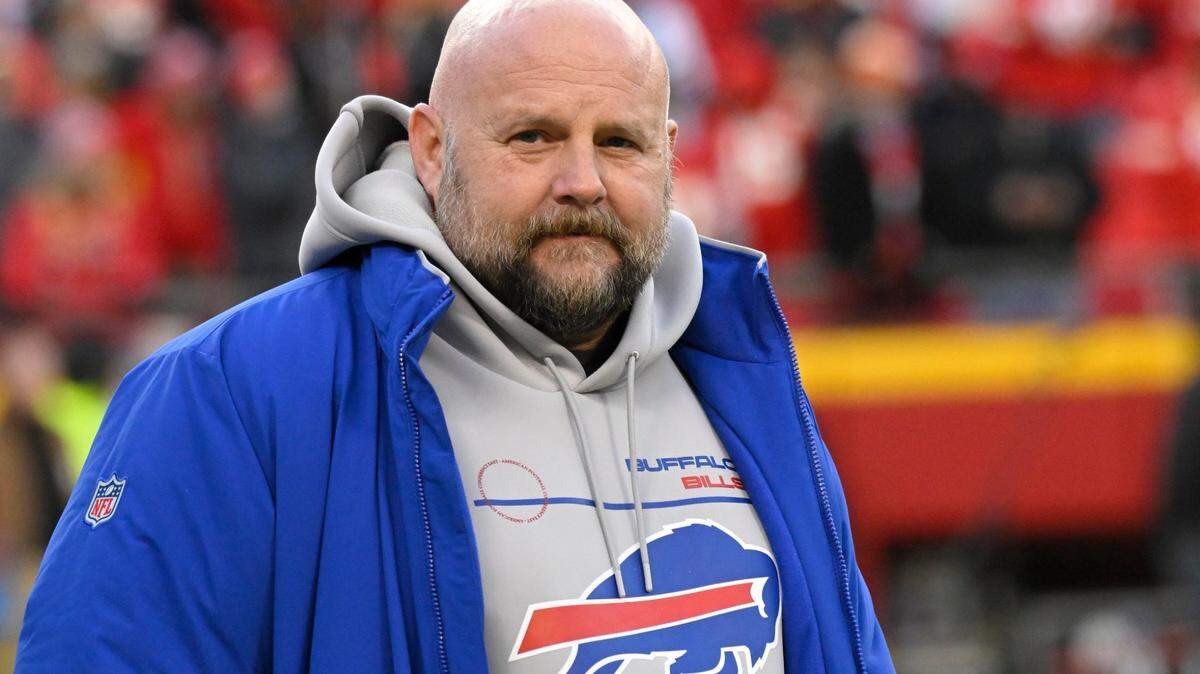 Buffalo Bills offensive coordinator Brian Daboll during pre-game warmups before an NFL divisional playoff football game against the Kansas City Chiefs, Sunday, Jan. 23, 2022 in Kansas City, Mo. (AP Photo/Reed Hoffmann)