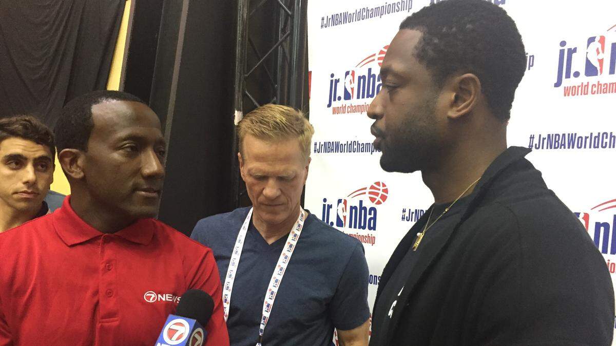 Dwyane Wade responde a preguntas de los periodistas el 11 de agosto de 2018 en el campeonato mundial juvenil de la NBA, celebrado en el Disney Wide World of Sports, en Orlando.