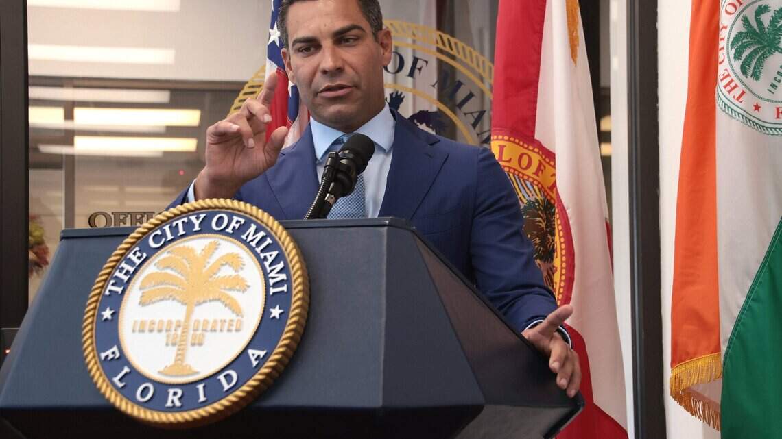 Mayor joins chorus to cut loose Miami Police Chief Acevedo. He may not go quietly