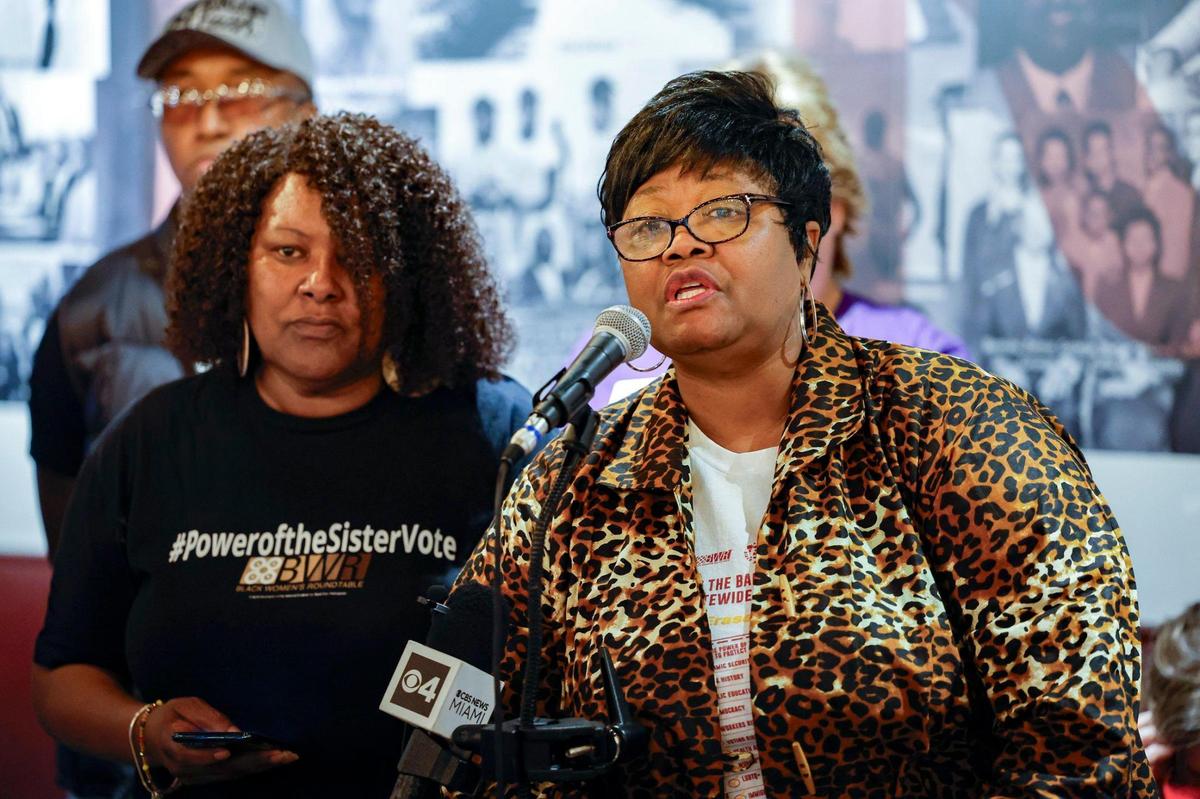 Melanie L. Campbell, presidenta y presidenta ejecutiva de NCBCP y convocante nacional de la Mesa Redonda de Mujeres Afroamericanas, hablando durante una conferencia de prensa y parada de campaña nacional en Fort Lauderdale, como parte de un esfuerzo nacional y estatal para movilizar a millones de votantes afroamericanos contra los ataques a la acción afirmativa, la educación pública, la Historia Afroamericana y el derecho al voto en la Florida. La conferencia de prensa se celebró en Smitty's Wings Sistrunk en Fort Lauderdale el viernes 20 de octubre de 2023.