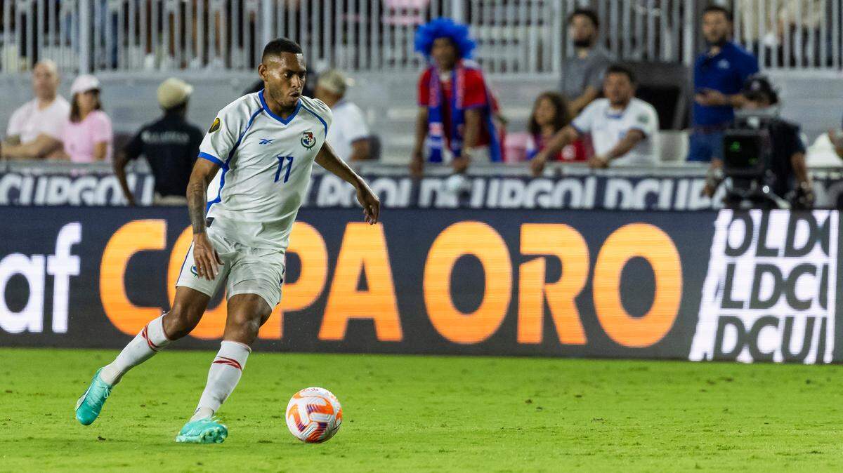 El delantero panameño Ismael Díaz conduce el balón contra Costa Rica en la segunda mitad del partido de la Copa Oro de Concacaf, celebrado el 26 de junio de 2023 en el estadio DRV PNK en Fort Lauderdale, Florida.