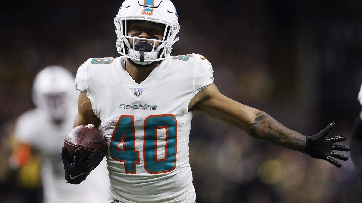 NEW ORLEANS, LOUISIANA - DECEMBER 27: Nik Needham #40 of the Miami Dolphins carries the ball after intercepting a pass for a touchdown during the first quarter against the New Orleans Saints at Caesars Superdome on December 27, 2021 in New Orleans, Louisiana. (Photo by Chris Graythen/Getty Images)