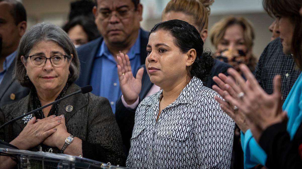 Con lágrimas en los ojos, la expresa política nicaragüense María José Martínez, en el centro, recibe un aplauso después de hacer una breve declaración a la prensa en 2023 durante una conferencia de prensa en el Centro de Gobierno Stephen P. Clark en el centro de Miami.