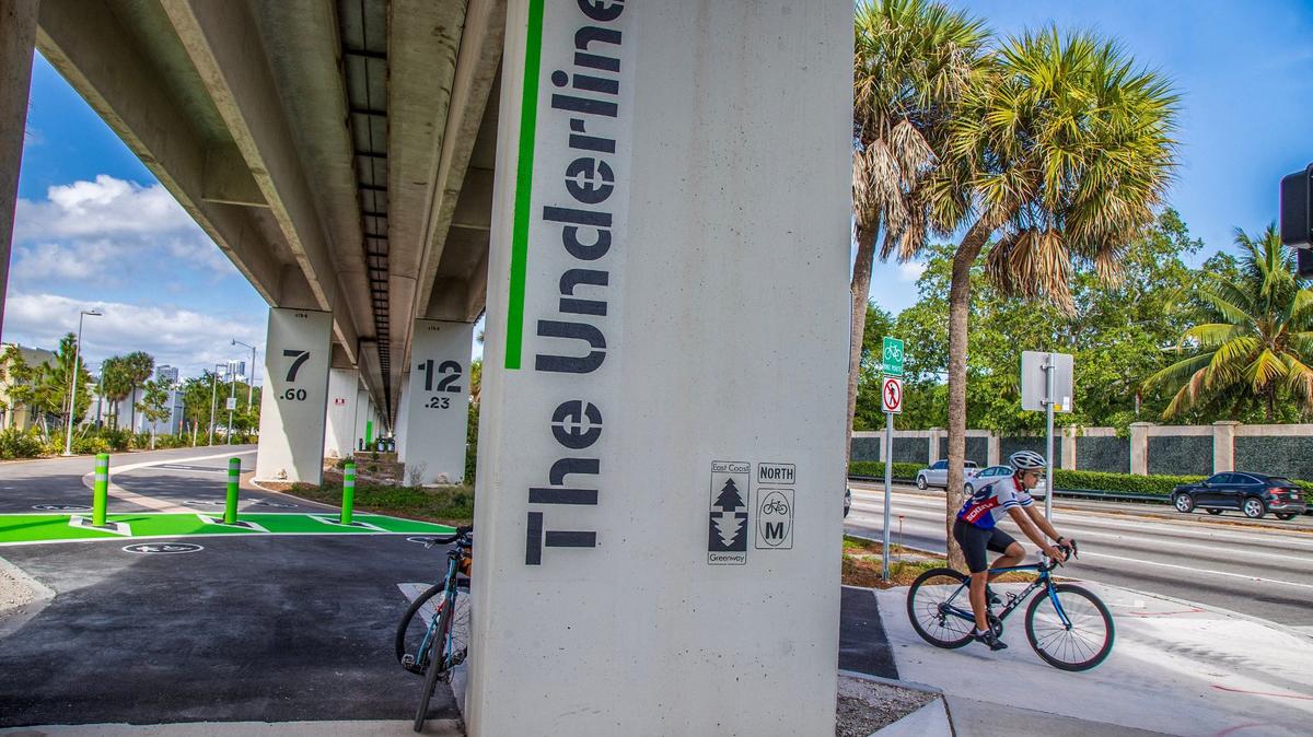 Un ciclista pasa por delante de la estación del Metrorail de Vizcaya a lo largo de la U.S. 1, en un nuevo tramo de dos millas del sendero urbano y parque lineal The Underline que se inaugura el 24 de abril.