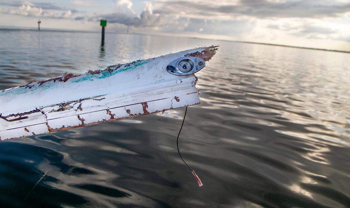 Vista de una pieza de fibra de vidrio del casco de un barco que se estrelló contra el marcador del canal # 15 en el Canal Intracostero el 4 de septiembre de 2022.