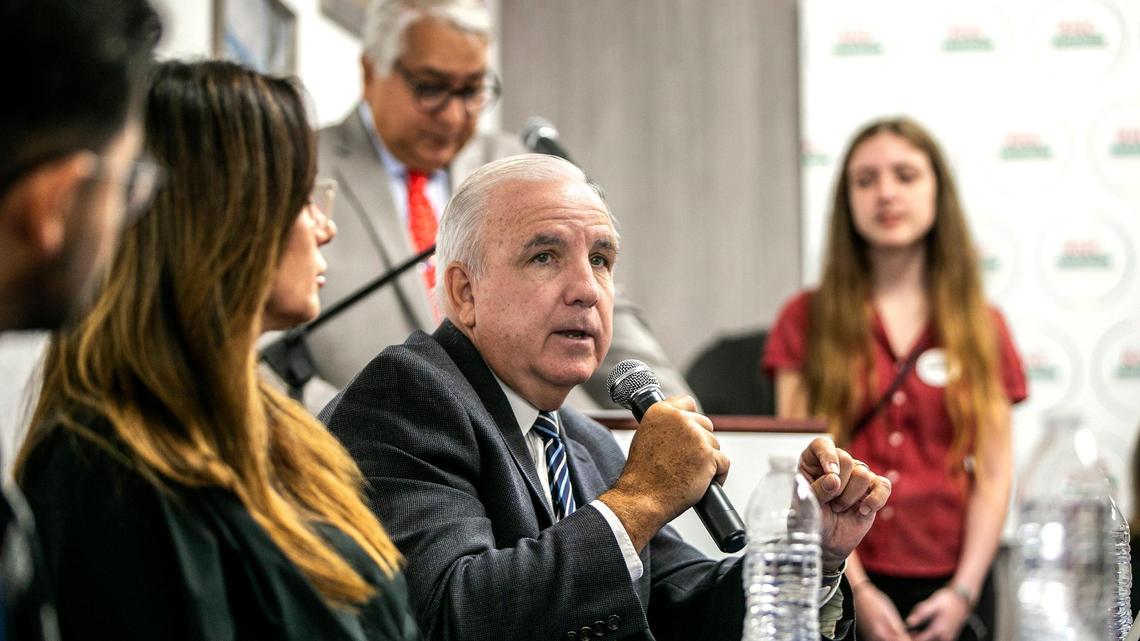 Cómo la venta de Radio Mambí intensificó la lucha por la radio en español en Miami