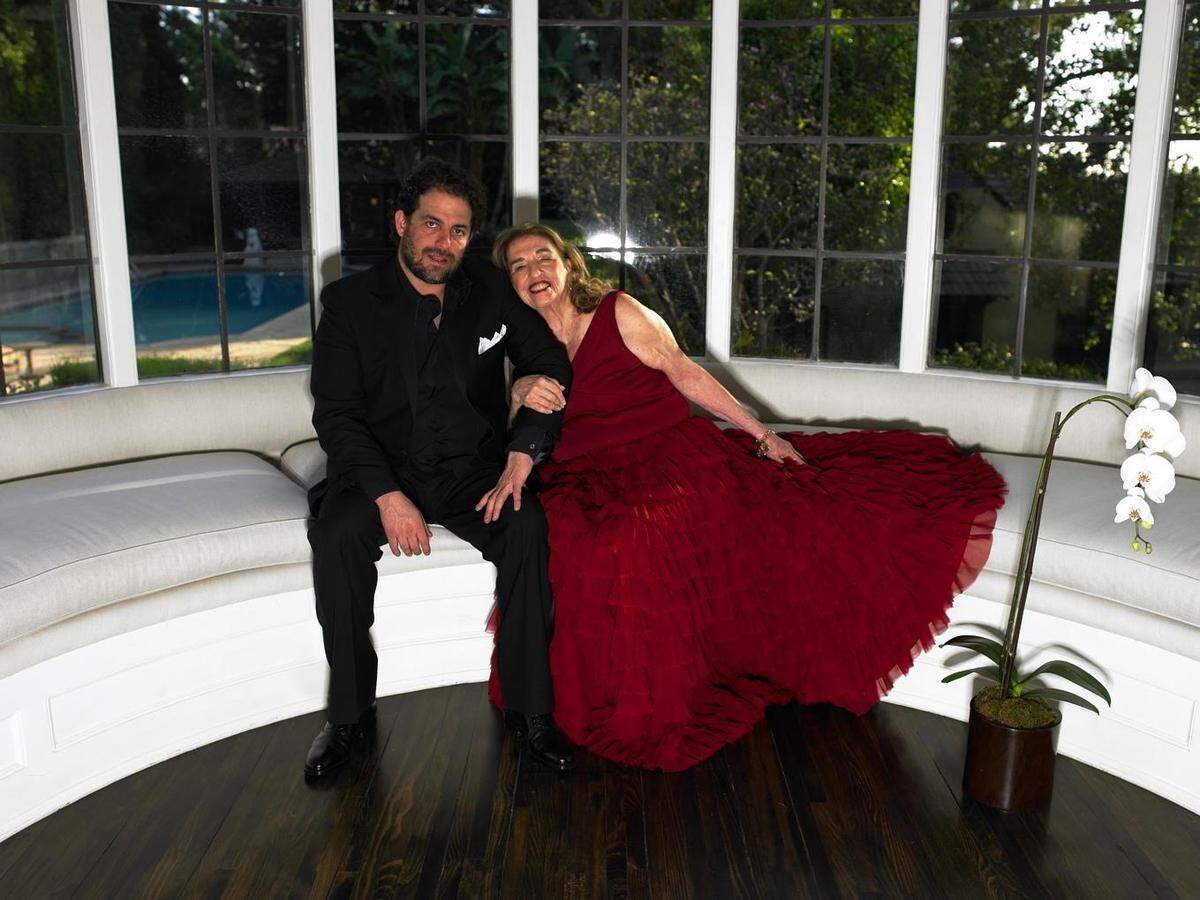 El director de cine y graduado de Miami Beach Senior High, Brett Ratner, con su abuela Fanita Presman en una foto familiar.