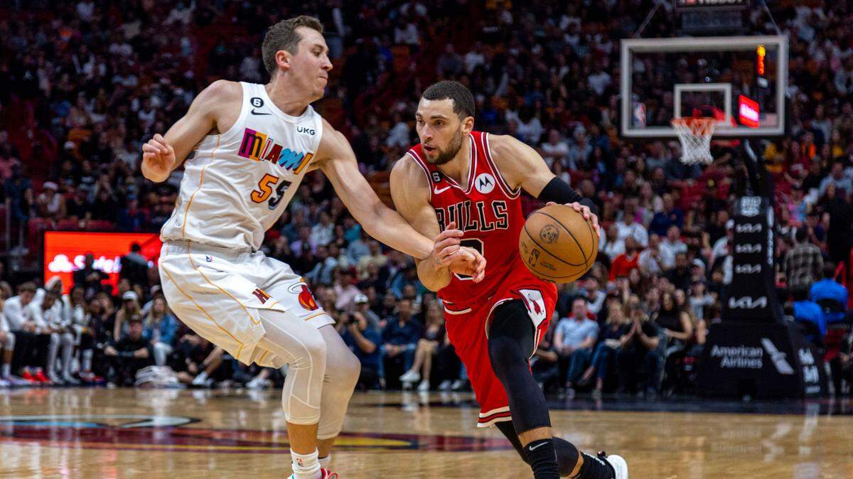 El jugador de los Bulls Zach LaVine (der.) trata de pasar la marca de Duncan Robinson, del Heat, en el partido celebrado el 20 de diciembre de 2022 en Miami.