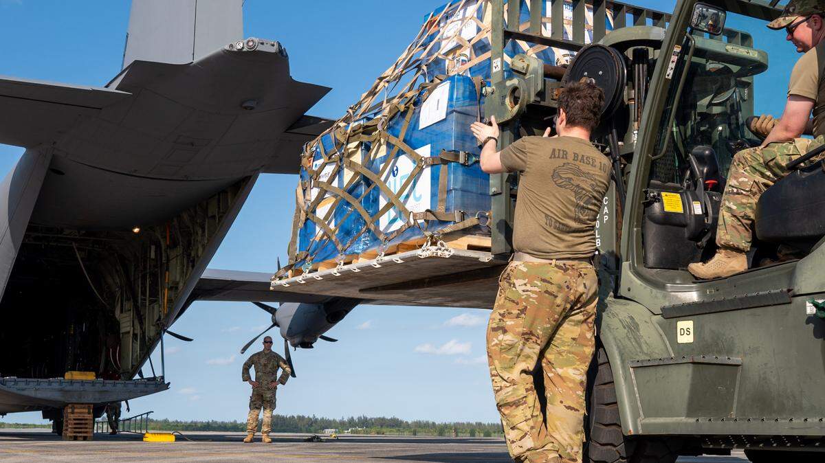 El Comando Sur de Estados Unidos coordinó el 25 de abril de 2024 el segundo vuelo en dos días al Aeropuerto Internacional Toussaint Louverture, en Puerto Príncipe, Haití, con una entrega de ayuda humanitaria del Denton Program, marcando un paso importante hacia la reanudación de los vuelos a Haití. El C-130 de la Fuerza Aérea estadounidense transportó 20 pallets de líquido de hidratación oral.