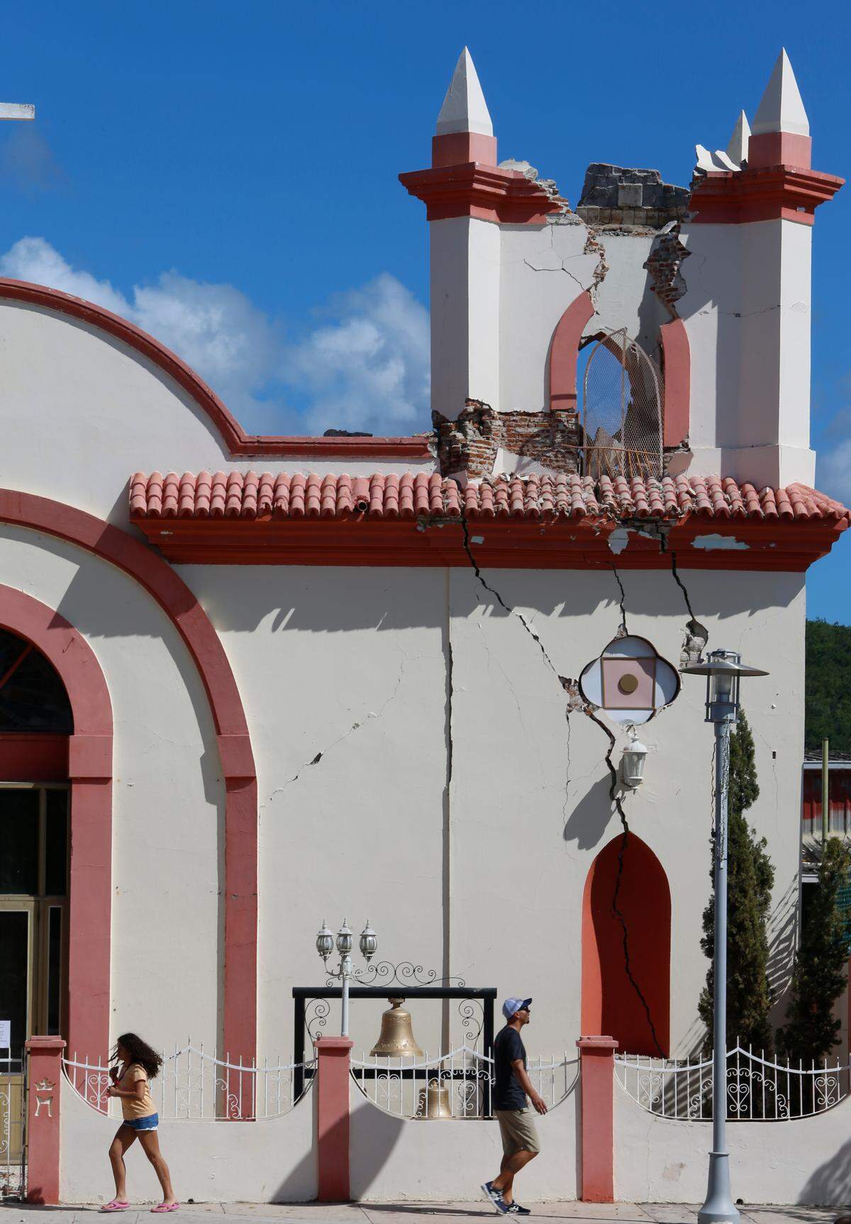 Vista de la iglesia católica Inmaculada Concepción en Guayanilla, Puerto Rico, tras el fuerte terremoto de magnitud 6.4, que afectó la isla este martes 7 de enero de 2020 antes del amanecer.