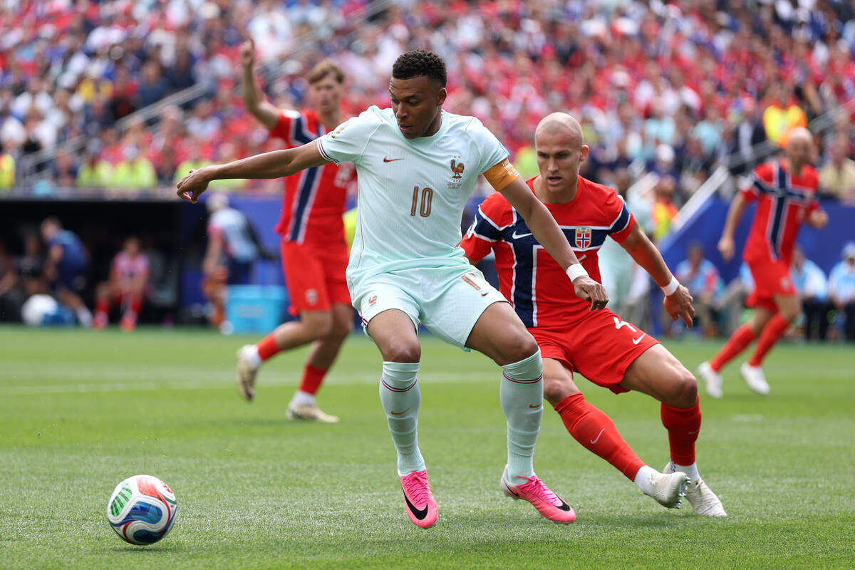 FOXBOROUGH, MASSACHUSETTS - JUNE 26: Kylian Mbappe #10 of France holds off Leo Ostigard #4 of Norway during the FIFA World Cup 2026 Group I match between Norway and France at Boston Stadium on June 26, 2026 in Foxborough, Massachusetts. (Photo by Justin Setterfield/Getty Images)