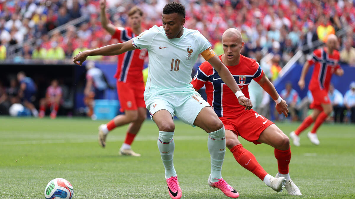 FOXBOROUGH, MASSACHUSETTS - JUNE 26: Kylian Mbappe #10 of France holds off Leo Ostigard #4 of Norway during the FIFA World Cup 2026 Group I match between Norway and France at Boston Stadium on June 26, 2026 in Foxborough, Massachusetts. (Photo by Justin Setterfield/Getty Images)