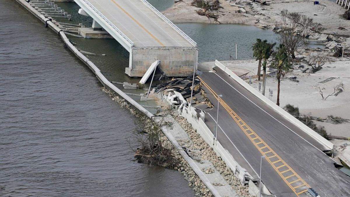 Una parte del viaducto que conecta con tierra firme a la isla de Sanibel, en el Condado Lee, Florida, fue derribada por el huracán Ian.