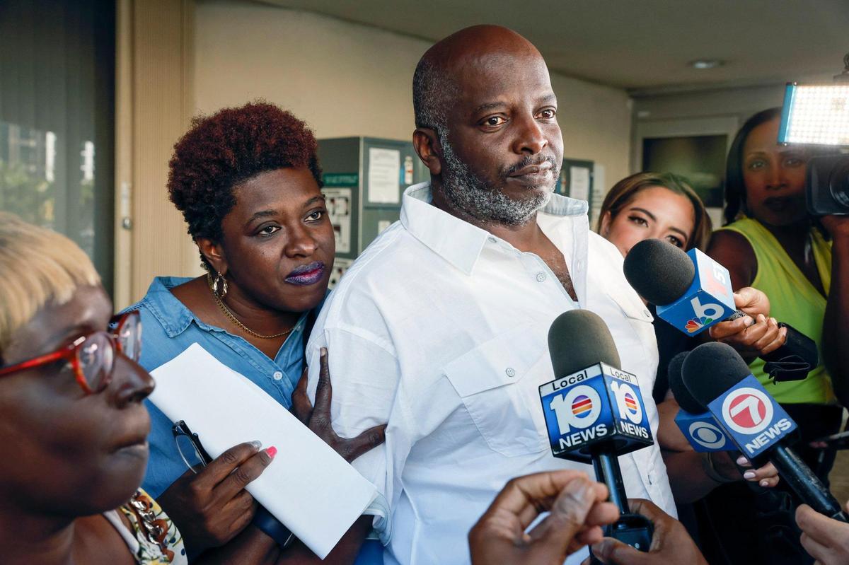 Sidney Holmes, de 57 años, habla con los medios, rodeado de su familia tras ser liberado de la Cárcel Principal de Broward después de ser exonerado, el lunes 13 de marzo de 2023.