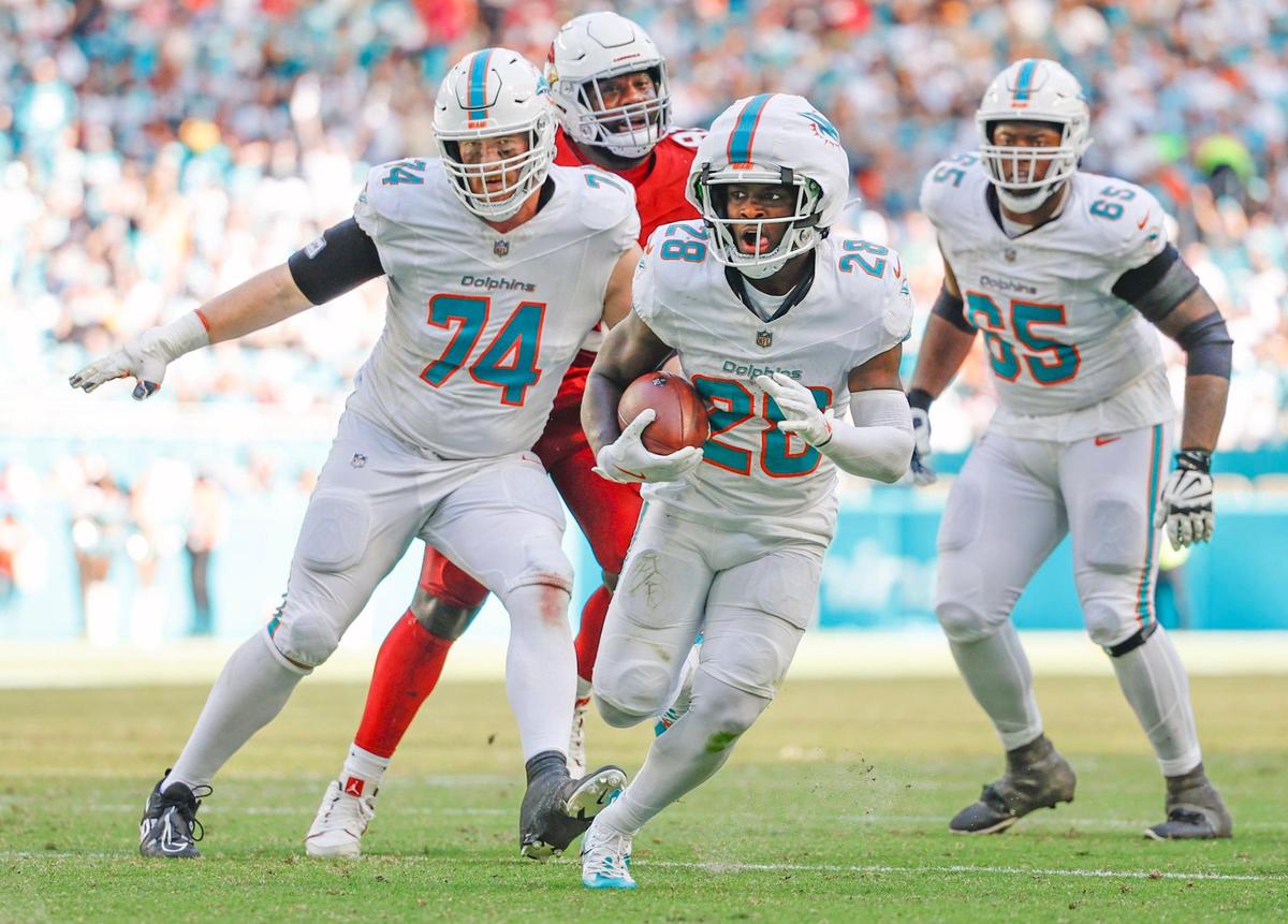 Miami Dolphins running back De’Von Achane (28) runs in to score against the Arizona Cardinals in the second half during an NFL football game at Hard Rock Stadium in Miami Gardens, Florida on Sunday, October 27, 2024.