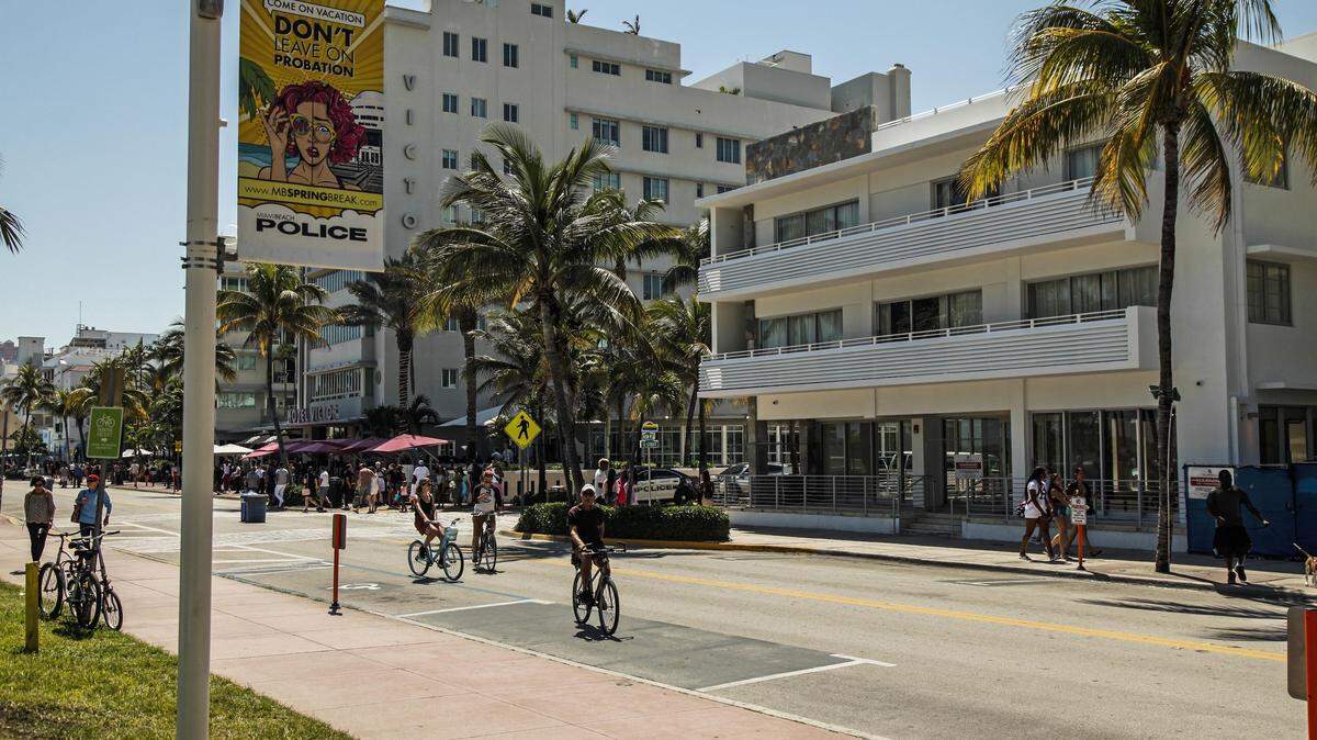 MIAMI, FL -- FRIDAY, MARCH 22, 2019-- A banner in South Beach states, “come on vacation, don’t leave on probation.” South Beach has taken charge on tougher policing during spring break due to the outbreaks of fights and increased alcohol and drug consumption. (Maria Alejandra Cardona / For the Miami Herald)