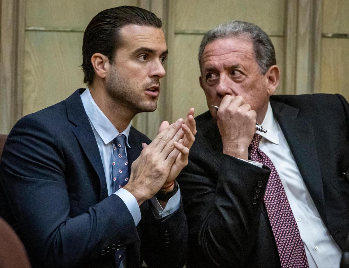 Miami, Florida, 23 de septiembre de 2022 - Pablo Lyle, a la izquierda, habla con su abogado Bruce Lehr, a la derecha, en el primer día de su juicio penal en el tribunal penal de Miami-Dade. Pablo Lyle está acusado de matar a Juan Ricardo Hernández, de 63 años, durante un incidente de ira al volante en 2019. Alejandro Sola