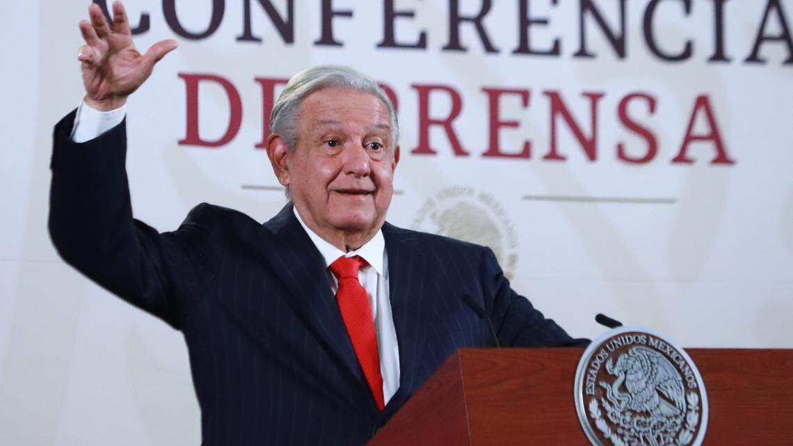 EL PRESIDENTE de México, Andrés Manuel López Obrador, gesticula mientras responde a las respuestas de los medios durante una conferencia informativa en Palacio Nacional. el 13 de marzo de 2024 en la Ciudad de México, México. (Foto de Carlos Santiago/ Eyepix Group/Sipa USA)