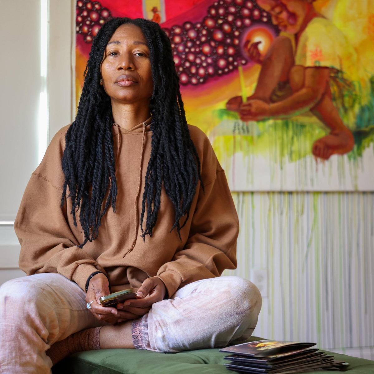 La artista Nica Sweet es fotografiada cerca de su obra 'Big Magic', 2024, una mezcla de acrílico, óleo y tinta en la D.A. Dorsey House en Overtown donde se presenta la exposición "On the Ban Wagon: The Power of the Pen', que profundiza en un capítulo fundamental de la historia a través de la lente de los libros prohibidos. Se exhibe desde el lunes 11 de marzo de 2024 en Miami, Florida.