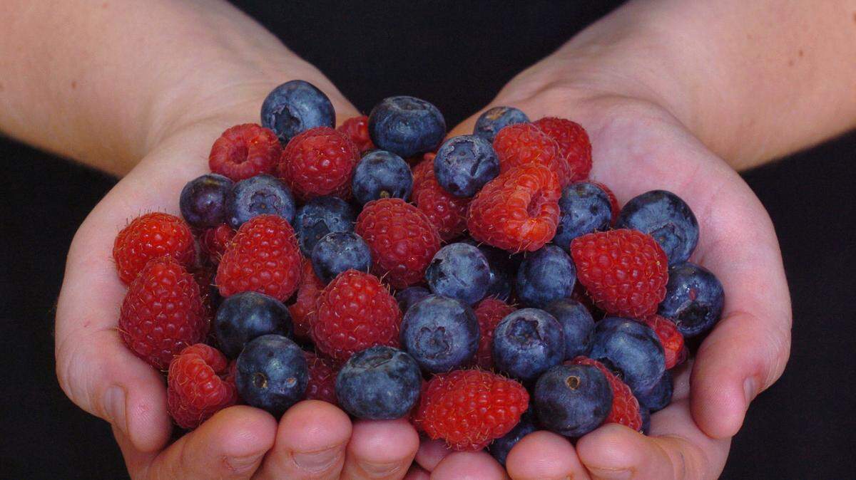 Studies show that making fruits and veggies more accessible to children and serving them in snack sizes will increase a child's intake of these healthy foods.