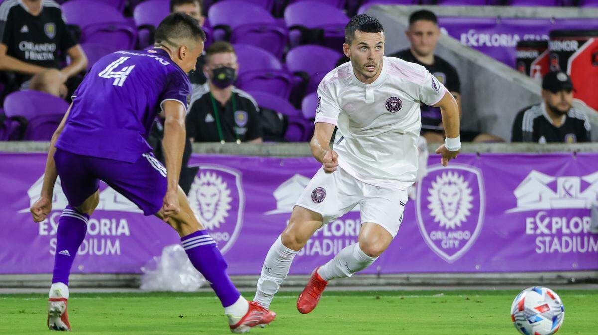 El mediocampista del Inter Miami Lewis Morgan (7) conduce la pelota ante la marca de Joao Moutinho, de Orlando City, en el partido celebrado el 27 de agosto de 2021 en el Exploria Stadium en Orlando.