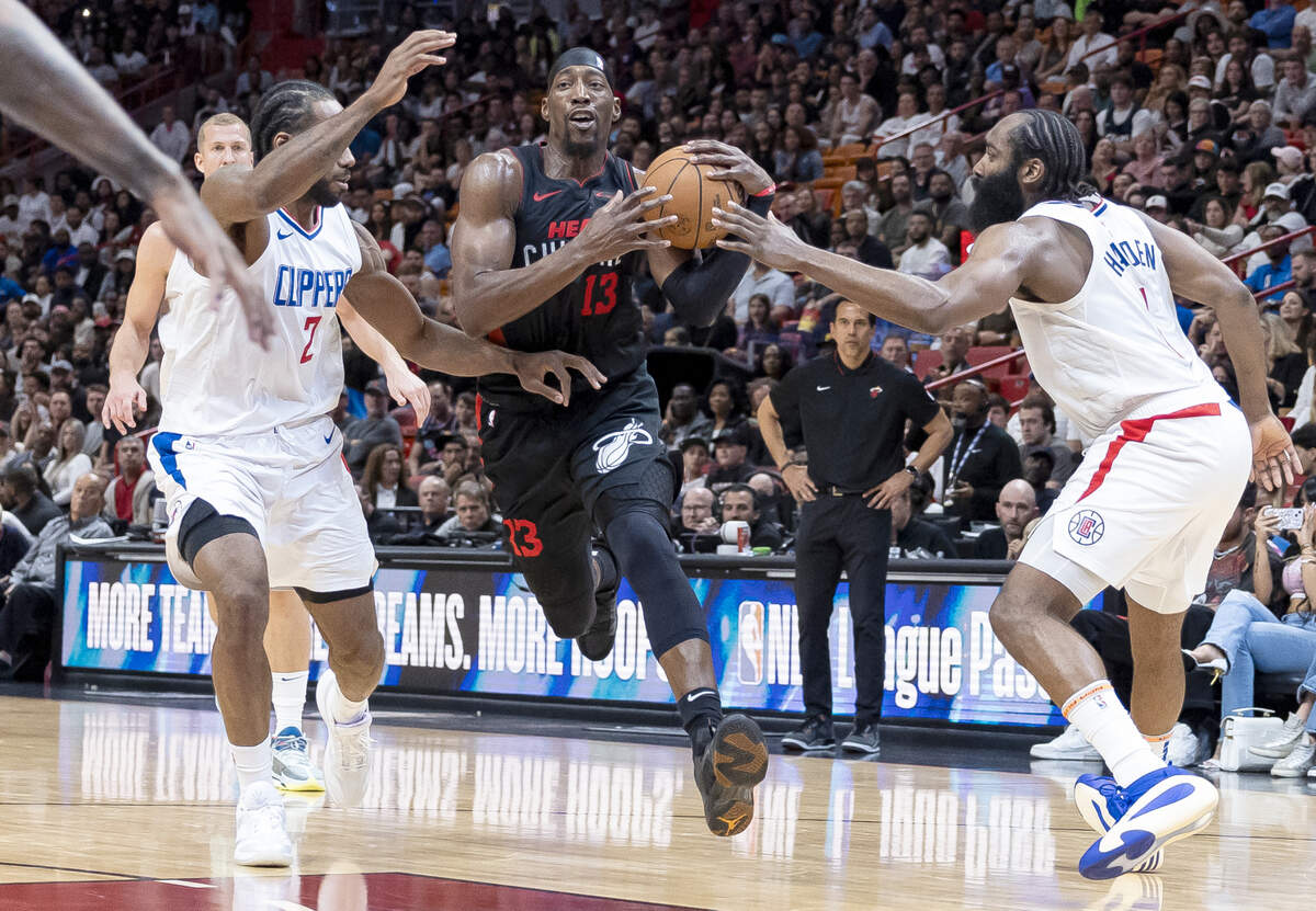 El centro del Heat Bam Adebayo conduce el balón ante la marca de Kawhi Leonard (izq.) y James Harden (der.), de los Clippers de Los Angeles, en el partido celebrado el 4 de febrero de 2024 en Miami.