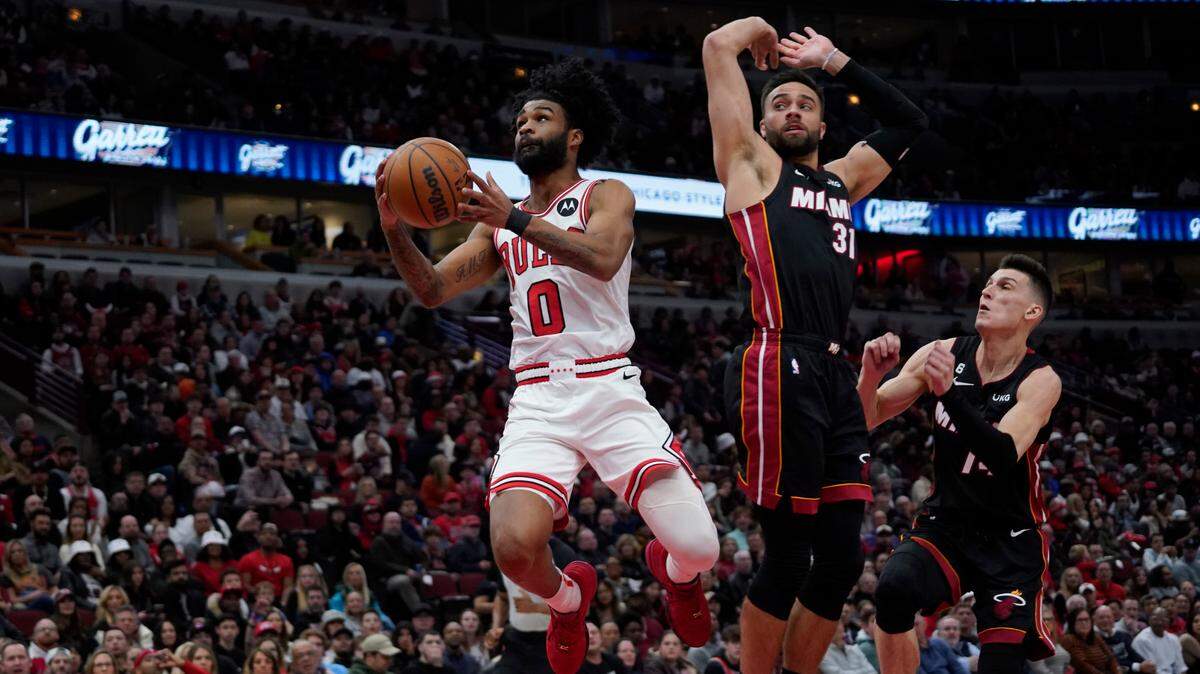 Miami Heat guard Max Strus (31) defends Chicago Bulls guard Coby White (0) during the first half at United Center.
