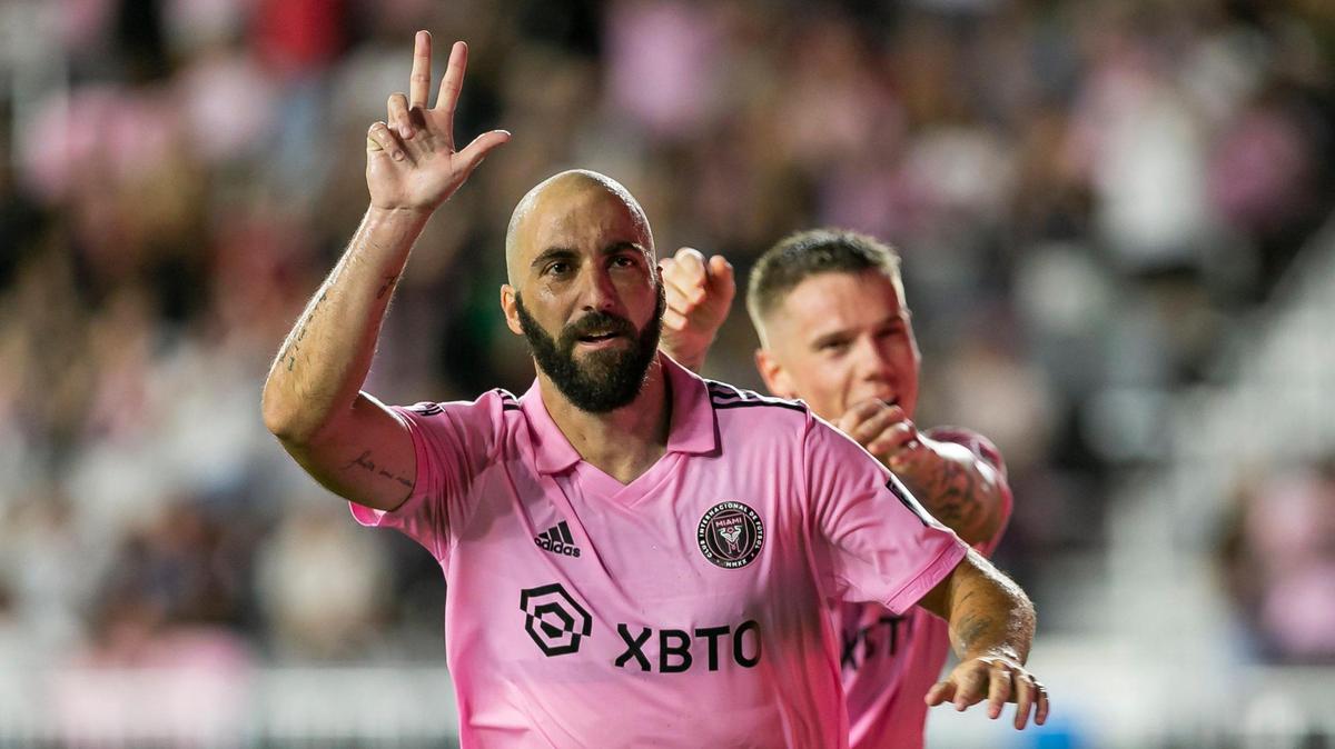 Inter Miami CF forward Gonzalo Higuaín (10) reacts after scoring a third goal against FC Cincinnati during the first half of an MLS soccer match at DRV PNK Stadium on Saturday, July 30, 2022, in Fort Lauderdale, Fla.