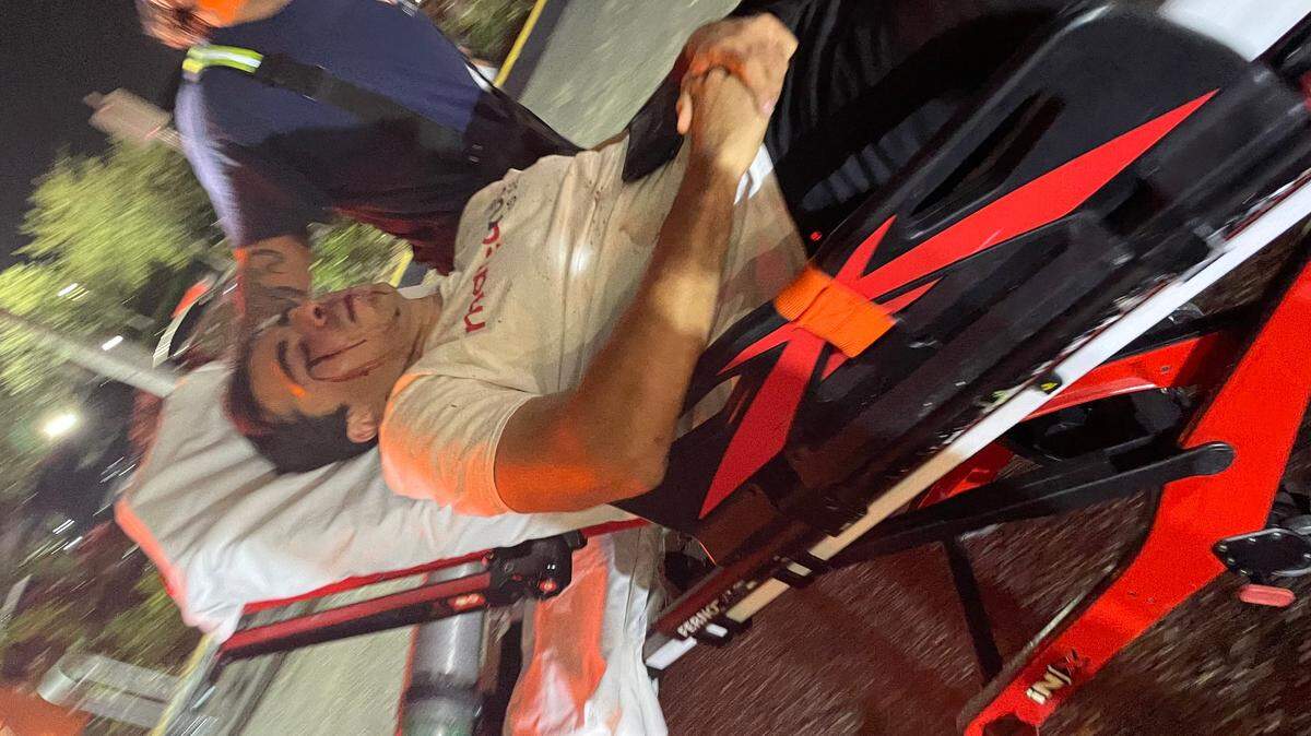 El senador federal Marco Rubio compartió una foto de un hombre con una de sus camisetas en una camilla. Rubio afirma que el hombre fue atacado el domingo 23 de octubre en Hialeah por razones políticas.