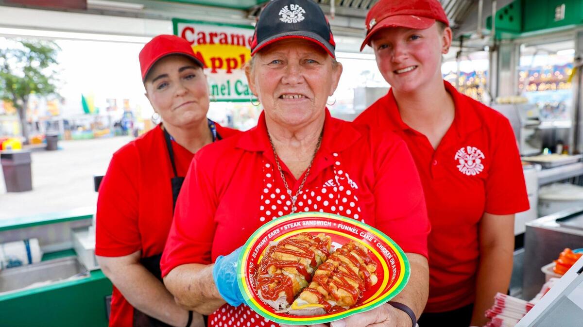 'Mama Jane's Harris muestra el emparedado de funnel cake cubano durante la jornada inaugural de la Feria y Exposición de'Miami-Dade. Al Diaz adiaz@miamiherald.com
