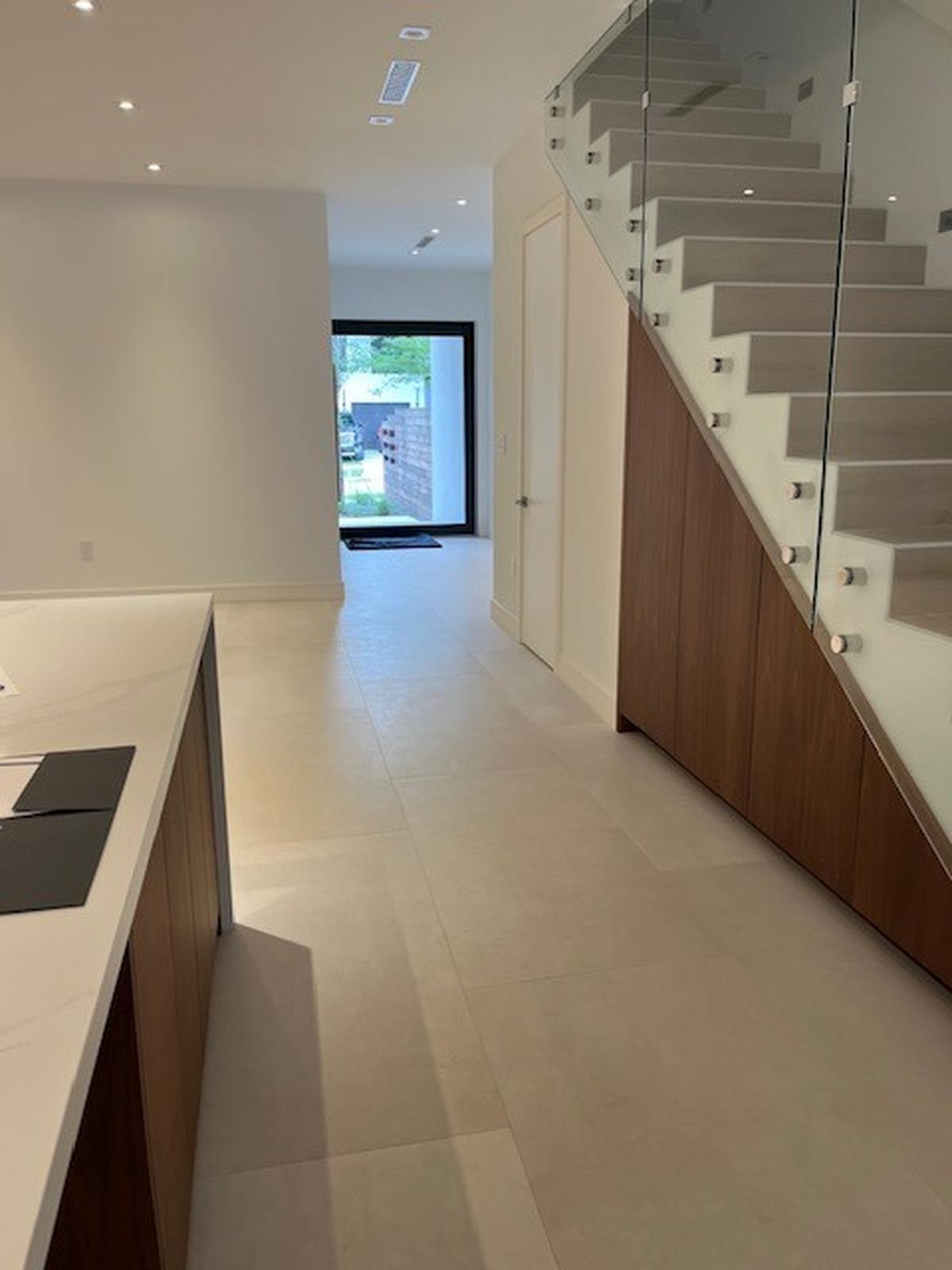 The glass railing along the stairway does not comply with city of Miami building codes and needs to be replaced in the townhouses on Coconut Avenue in Coconut Grove built by Doug Cox. The swimming pools also don’t meet code.