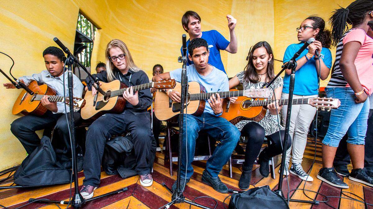 Guitars Over Guns, an organization that links students from vulnerable communities to professional musical mentors and teaches them self-confidence, artistic skills and resilience, is one of 25 Miami nonprofits that will receive a CreARTE grant.