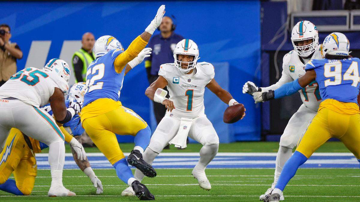 El quarterback Tua Tagovailoa (1), de los Dolphins, trata de desmarcarse en el juego contra los Chargers en el SoFi Stadium, en California, el domingo 11 de diciembre de 2022.
